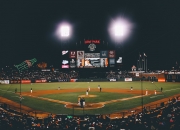 开云体育入口-赛道传奇，汉密尔顿刷新纪录，迈凯伦横扫阿斯顿马丁