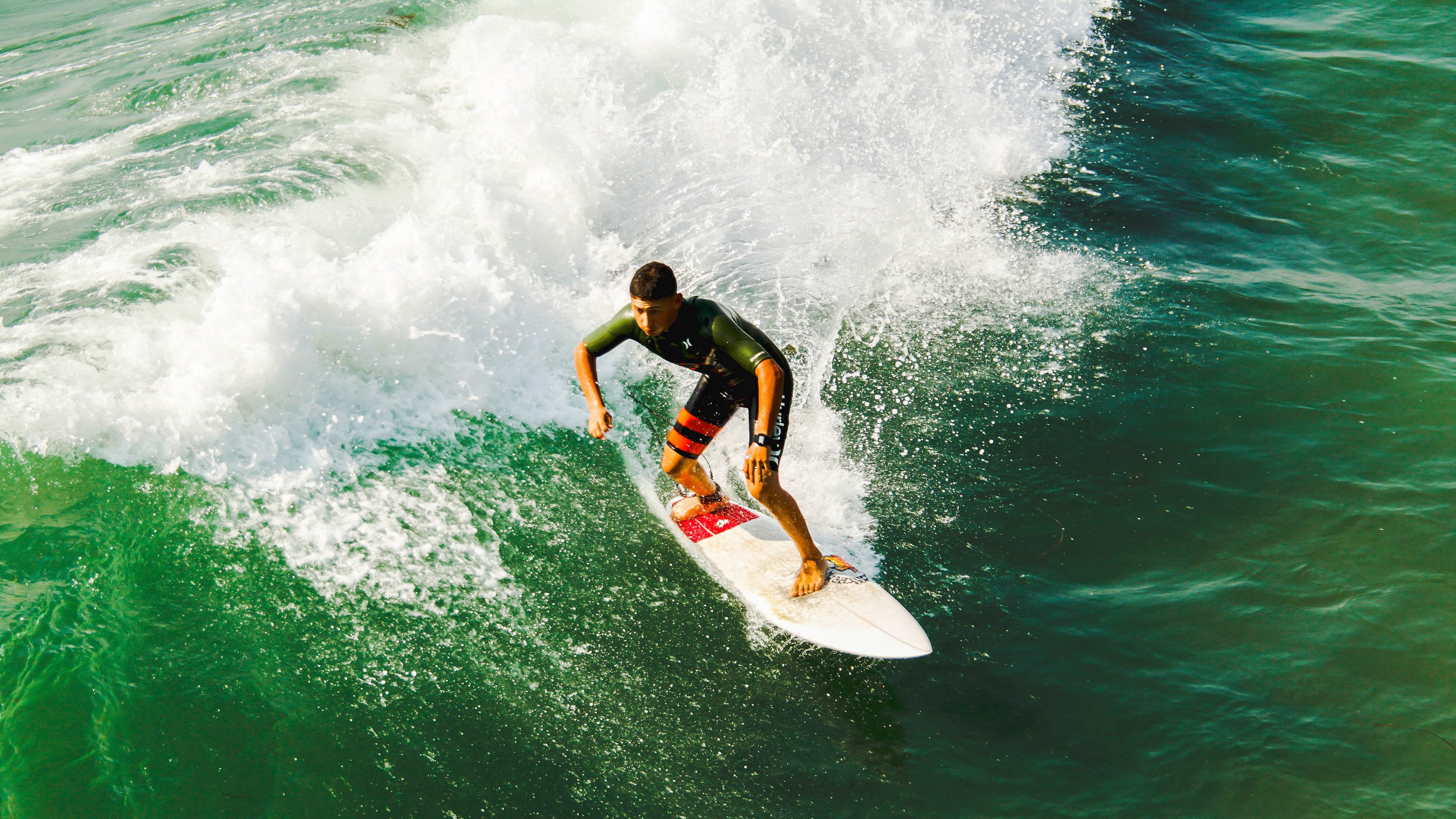从阿尔及利亚到美加墨，足球史诗中的个人英雄主义与集体救赎
