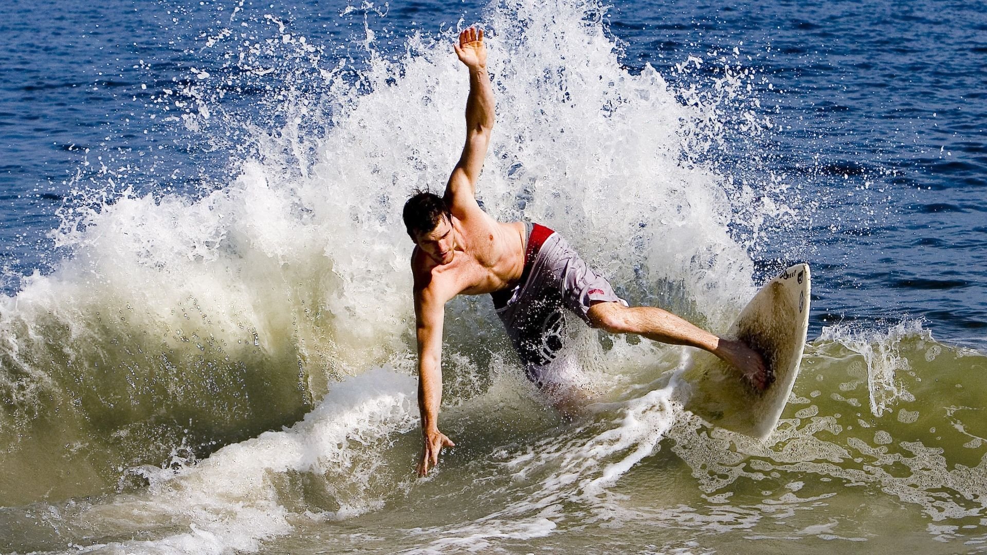 赛道与球场，当F1年度争冠焦点战遇上骑士轻取开拓者