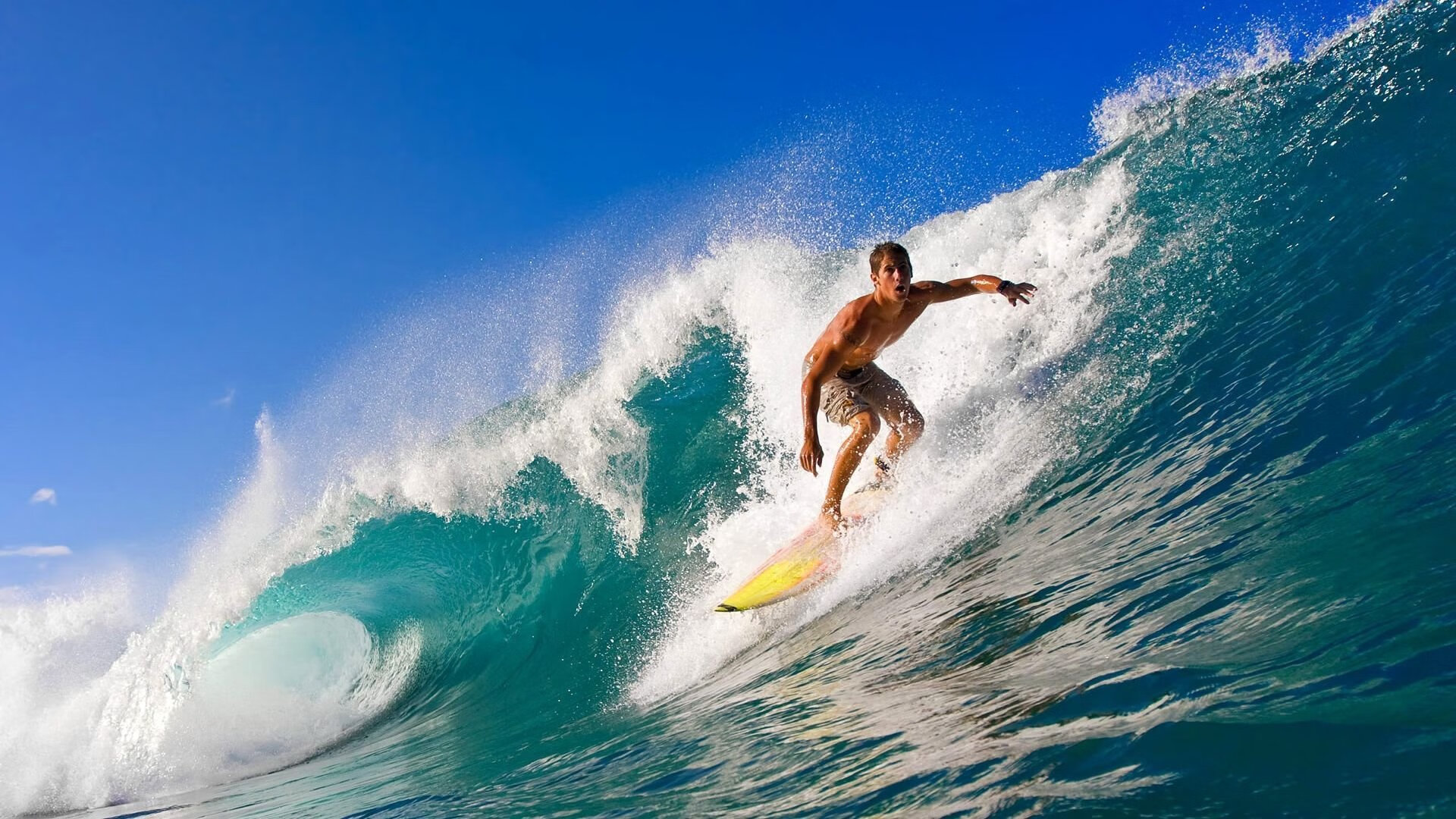 逆袭的引擎，周冠宇驾驭阿斯顿马丁，点燃赛场翻盘红牛二队